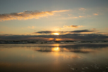 Fototapeta na wymiar Sunrise across the ocean on a Florida beach. 