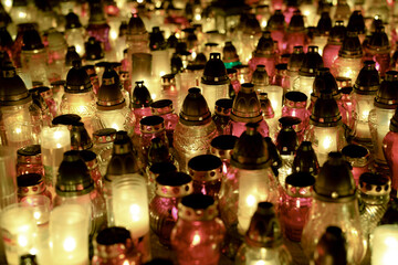 Moc światła w ciemnościach, zapalone znicze tworzące malowniczą scenerię © Mariusz