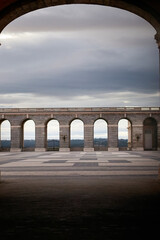 Obraz premium Row of arches in the distance seen through an arch in the foreground