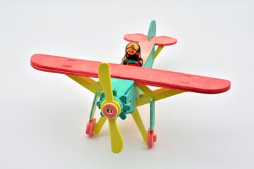 Muñeca rusa matrioshka montada en un avión de madera de colores