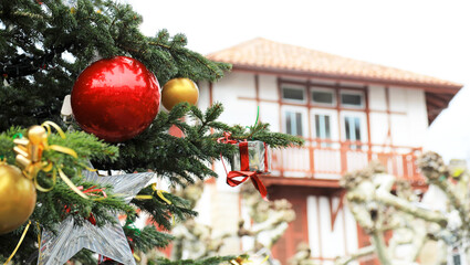 bola roja amarilla navidad árbol merry christmas calle francia país vasco francés 4M0A9459-as21