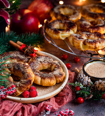 Słodkie pyszne ciastka, ciasteczka pieczone, krążki z jabłek w cieście francuskim, cynamonowy cukier, deser,  świąteczny klimat, jabłko w cieście, czerwony, 