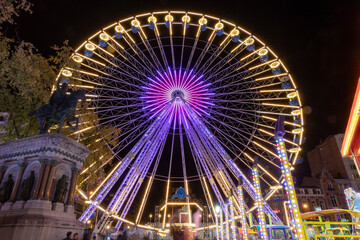 Une grande roue à l'arrêt