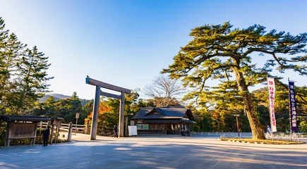 Selbstklebende Fototapeten Torii Tore 伊勢神宮　内宮　朝日に照らされる宇治橋鳥居  © oben901