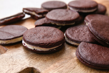Obraz na płótnie Canvas Tasty chocolate cookies with cream on table, closeup