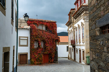 View of old village Provesende in heart of Douro river valley in autumn, wine making industry in Portugal - obrazy, fototapety, plakaty