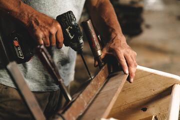 Using a Electric Screwdriver