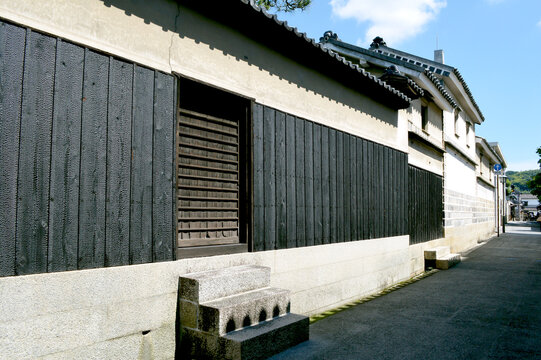 焼板を使用した伝統的な塀