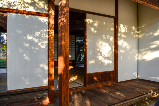 木漏れ日が障子に映る日本家屋の縁側