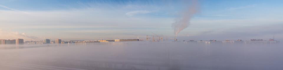 Fototapeta na wymiar city and dense winter fog