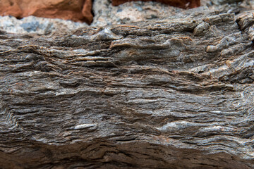 Particolare di un muro esterno senza intonaco con la roccia visibile