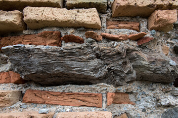 Particolare di un muro esterno senza intonaco con la roccia visibile