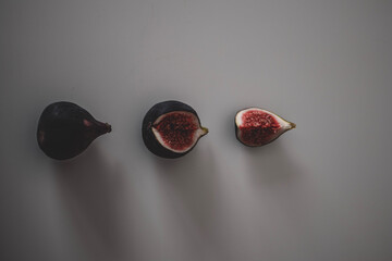 Line of figs from the whole one to a half and a piece of fig. Top view of figs
