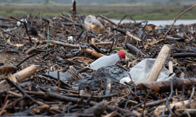 basura en la playa tras un temporal