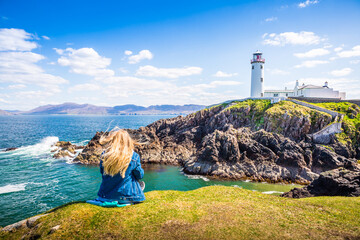 Frau Leuchtturm Panorama in Irland Meer Ozean Küste Atlantik Klippen Felsen Landschaft Natur /...