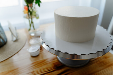 process birthday cake decoration on the table