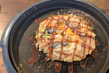 ホットプレートの上の牡蠣のお好み焼き