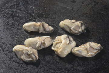 ホットプレートで生のカキを焼く