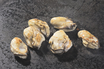 ホットプレートで生のカキを焼く