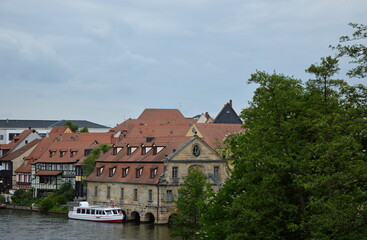 Fototapeta na wymiar Historische Bauwerke am Fluss Pegnitz in der Altstadt von Bamberg, Franken, Bayern