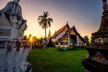 Obraz premium Background of important religious attractions in Thailand that are open for public viewing and making merit (Wat Phra Borommathat Thung Yang) Uttaradit) has an old chedi and a beautiful church.