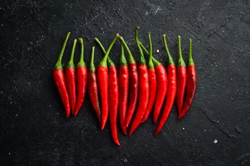 Foto op Plexiglas Rode hete chilipeper. Bovenaanzicht. Mexicaanse keuken. Vrije ruimte voor tekst. © Yaruniv-Studio
