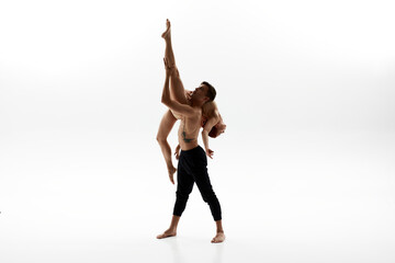 Obraz premium Man holding female partner during ballet dance
