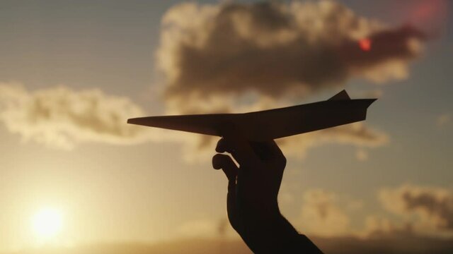 Concetto di viaggiare con aereo di carta sfondo cielo