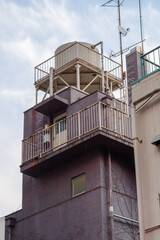 Fototapeta na wymiar 建物の上部　給水塔や非常階段など