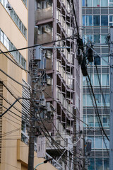 電線と建物　東京、六本木7丁目の街の風景