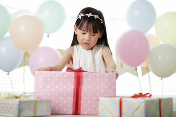 Fototapeta na wymiar young girl celebrating her 5th birthday at home
