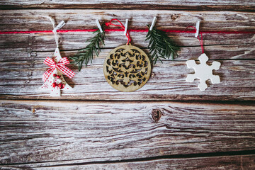 Décoration de Noël avec breloques suspendues sur un fond en bois - Arrière plan festif