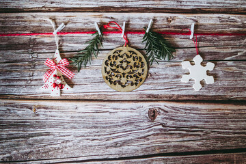 Décoration de Noël avec breloques suspendues sur un fond en bois - Arrière plan festif