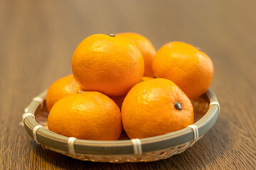 ザルに盛られたおいしそうなミカン