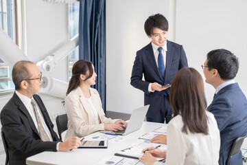 多様な世代の複数のビジネスマンミーティングイメージ