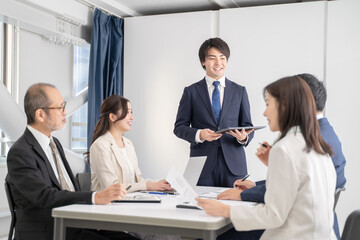 Fototapeta na wymiar 多様な世代の複数のビジネスマンミーティングイメージ