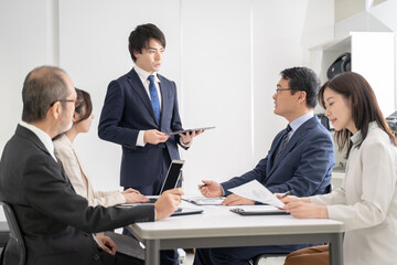 多様な世代の複数のビジネスマンミーティングイメージ