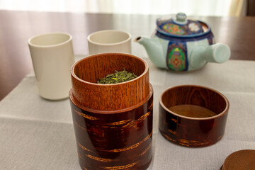 茶筒に入ったお茶の葉