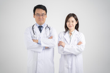 Fototapeta premium 腕を組む男女の医師・白背景
