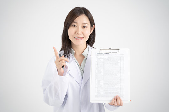 パソコン画面越しにオンライン診療で健康状態を説明する女医イメージ・白背景