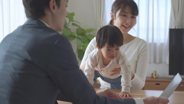 説明・営業・プレゼンを受けるアジア人主婦