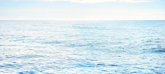 Ciel bleu clair se reflétant dans l& 39 eau cristalline de l& 39 eau. Art abstrait, motif naturel, texture, arrière-plan. Mer Baltique, Suède