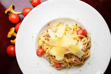 Spaghetti with cheese, tomatoes and mushrooms. 