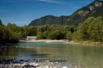 Sommerstimmung an Gebirgsfluss obere Isar in den bayerischen Alpen mit Blick Ufer in einer...