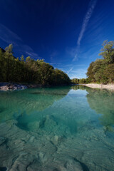Sommerstimmung an Gebirgsfluss obere Isar in den bayerischen Alpen mit Blick auf einen Stausee in...