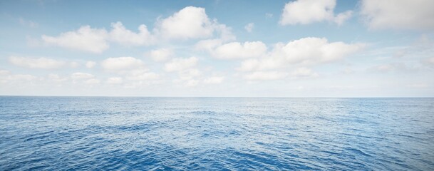 Heldere blauwe lucht met stapelwolken boven de Middellandse Zee. Idyllisch zeegezicht. Reisbestemmingen, sport, zeilen, cruise, recreatie, vakanties, milieubehoudconcepten