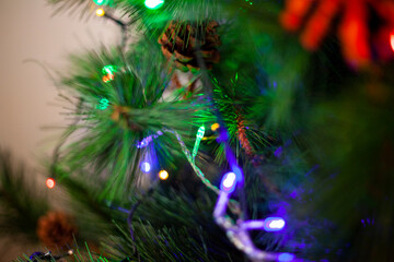 Obraz na płótnie Canvas preparation of Christmas tree with its ornaments, colored balls, lights and gifts