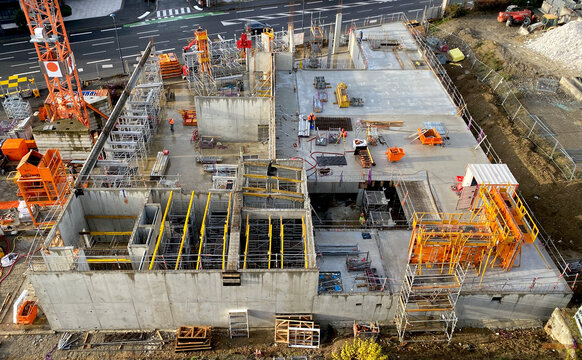 construction en couleur d'un parking, immeuble, restaurant, h&ocirc;tel depuis une une vue a&eacute;rienne surplombant l'ensemble 