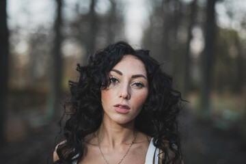 Naklejka premium Wunderschöne Frau mit Schwarzem Haar Leidenschaftlich mit Rose und elegantem Lebenstil unterwegs in Berlin