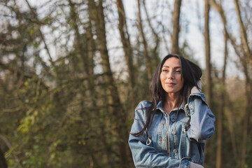 Wundersch&ouml;ne Frau mit Schwarzem Haar Leidenschaftlich mit Rose und elegantem Lebenstil unterwegs in Berlin